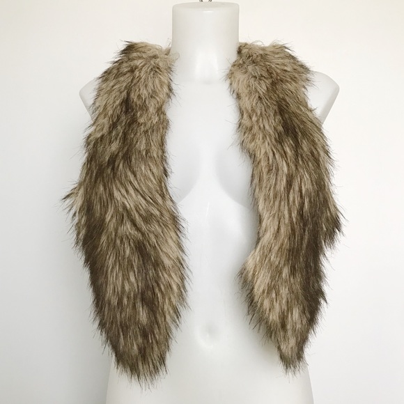 American Eagle Outfitters Jackets & Blazers - AMERICAN EAGLE faux fur vest Size Small